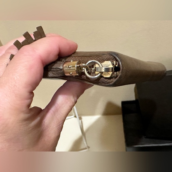 Gucci Soho Brown Zippy Wallet - Picture 8 of 16